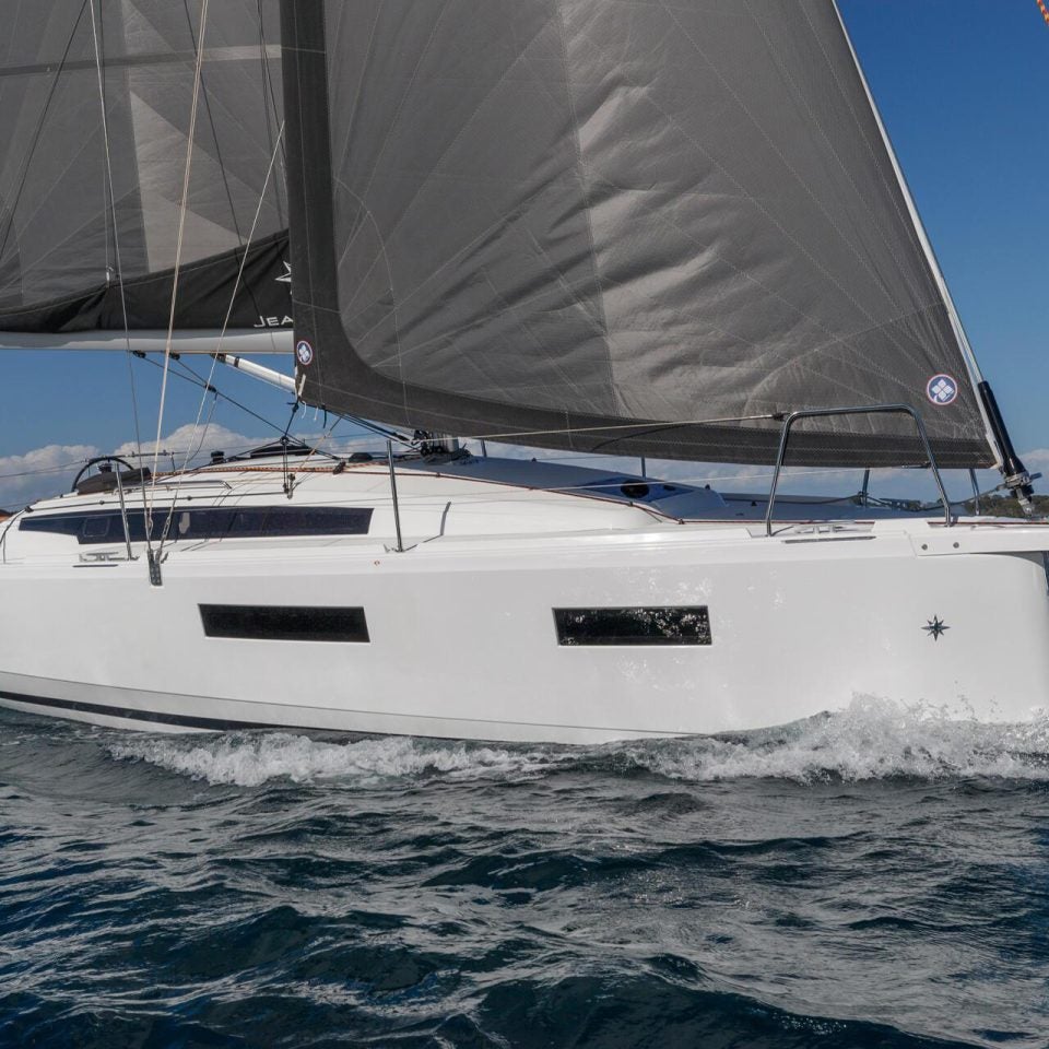 Jeanneau Sun Odyssey 350 sailing