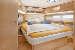 Electric Dufour 530 sailing monohulll interior double cabin berth