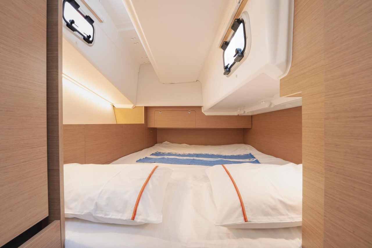 Jeanneau Sun Odyssey 350 monohull cabin