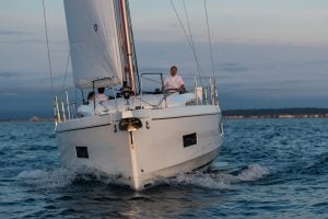 Head on view of bow of Beneteau 40.1 monohull at sail